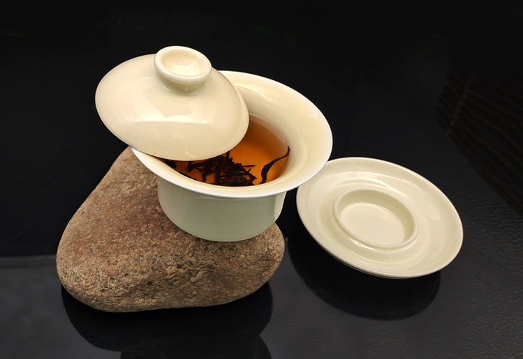 大宋定窯設(shè)計(jì)的白瓷蓋碗，白中閃黃，溫潤(rùn)如玉