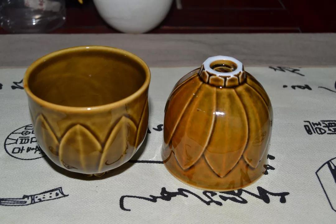 大宋定窯設(shè)計(jì)的九瓣蓮花杯，將曲陽(yáng)石雕和定瓷燒制這兩項(xiàng)非遺文化融合在一起
